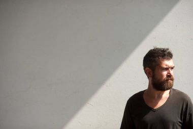 Sakallı adam gri duvar, berber dükkanı