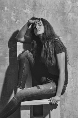 Güzel kız bacakları ile beyaz ahşap sandalye üzerinde oturan