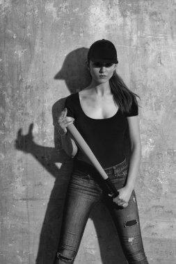 Yeşil sopası ile kırmızı şapkalı güzel kız