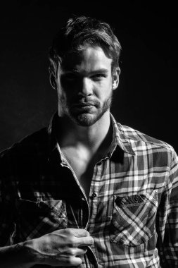 Yakışıklı genç adam.