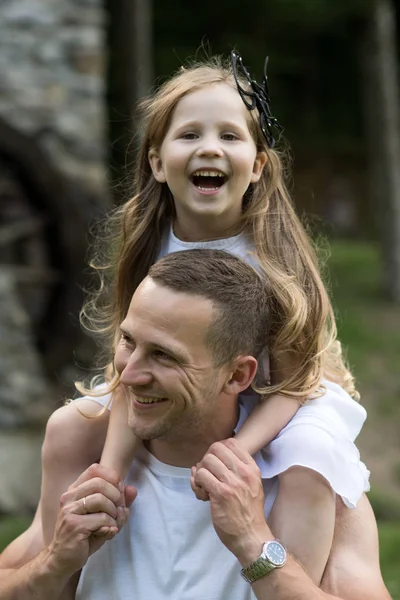女孩的孩子微笑在人的肩膀 — 图库照片