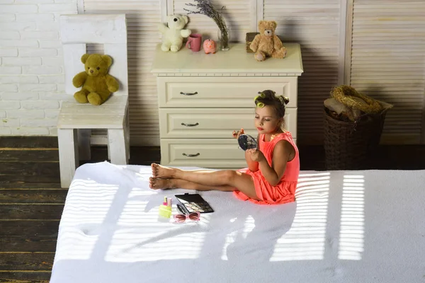 Parlak ruj ve kozmetik yatak çocuk oturur