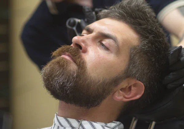 Чоловік розрізає волосся на перукарні — стокове фото