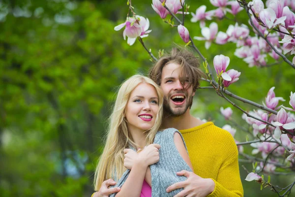 Romantica coppia innamorata nel giardino primaverile — Foto Stock