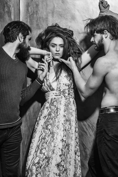 Sevimli küçük kız ve iki sakallı adam sakallı