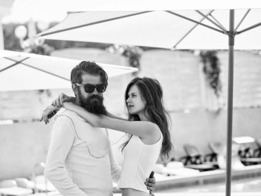 Genç çift havuz sarılmak