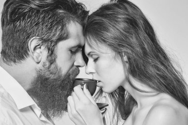 Kahve bardaklı genç çift.