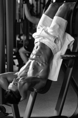 kaslı adam spor salonunda eğitim