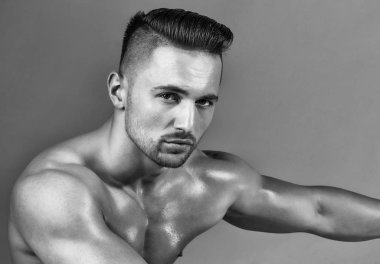 Yakışıklı adam veya kas maço