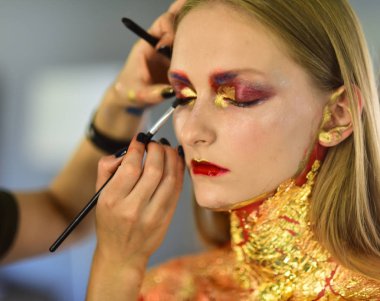 Güzellik modeli Başlarken sanat yapmak kadar bitmiş, Sima