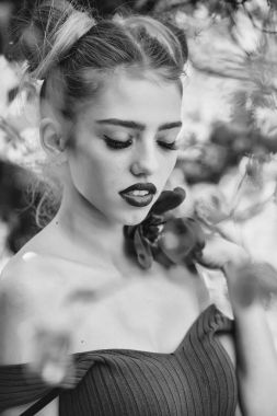 Kadın kırmızı haşhaş tohumu ile