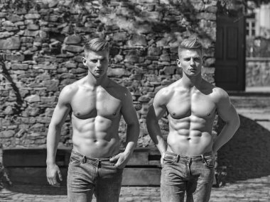 İkiz kardeşler ile çıplak göğüs 