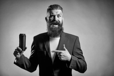 Bira kutusuyla sakallı adam.