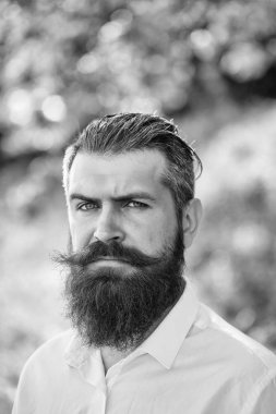 Mavi gökyüzü üzerinde sakallı adam