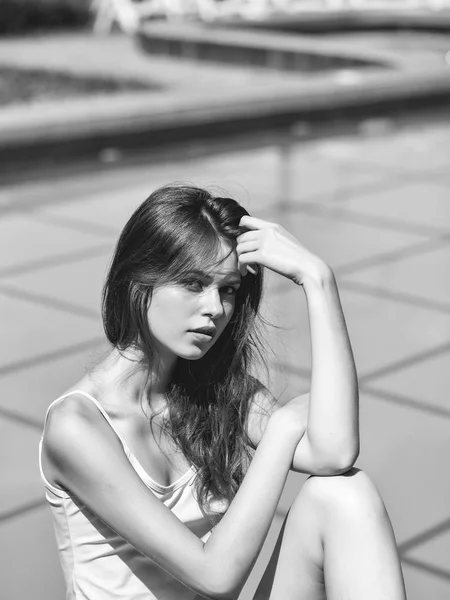 スイミング プールのそばのきれいな女性 — ストック写真