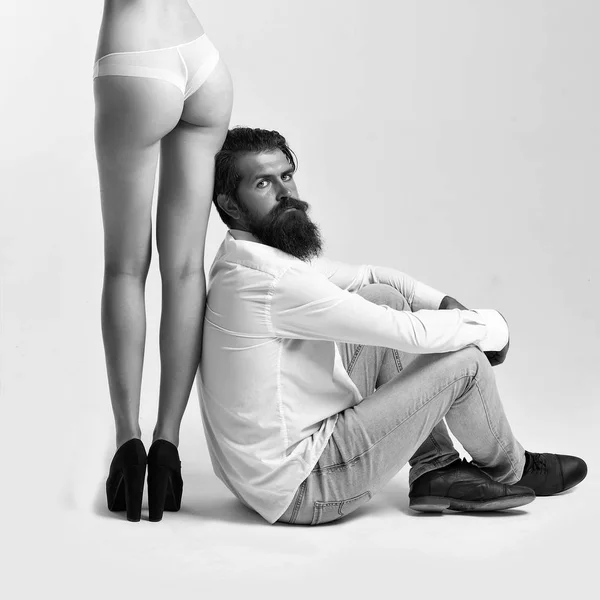 Homme barbu avec des jambes et des fesses féminines — Photo