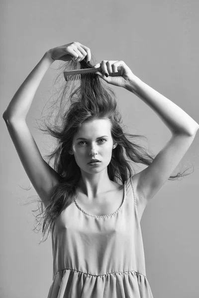 Sexy joven bonita mujer con cepillo de pelo —  Fotos de Stock