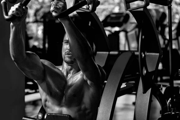 Muskularny mężczyzna trening w siłowni — Zdjęcie stockowe