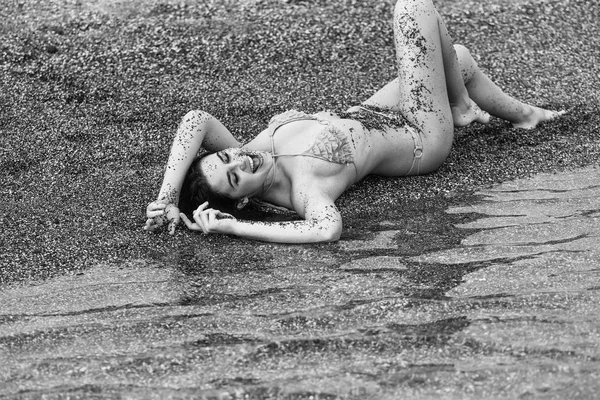 Ładna dziewczyna w stroju kąpielowym żółty, leżąc na plaży — Zdjęcie stockowe
