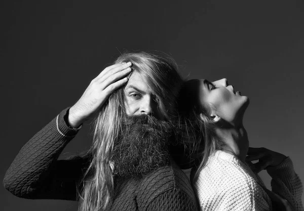 Casal jovem com cabelo bagunçado — Fotografia de Stock