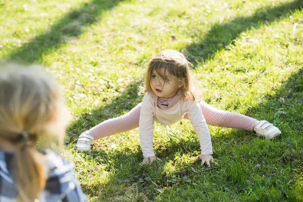 Дівчина розділила ноги на зеленій траві — стокове фото