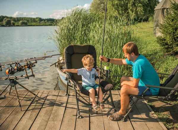 Padre con figlio impegnato nella pesca nel fiume — Foto Stock