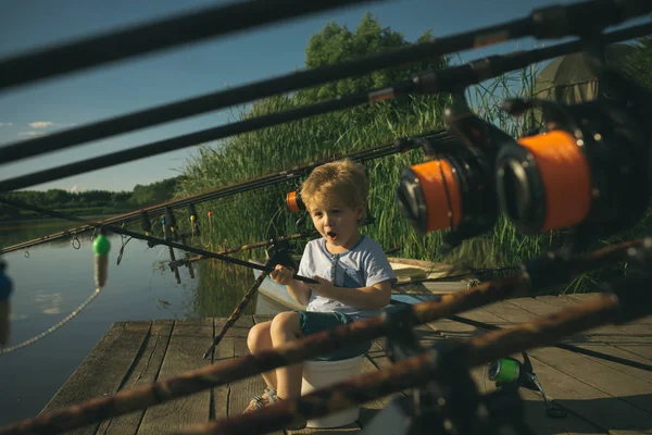 Netter kleiner Junge angelt auf Teich — Stockfoto