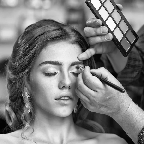 Mujer joven con hermoso maquillaje — Foto de Stock