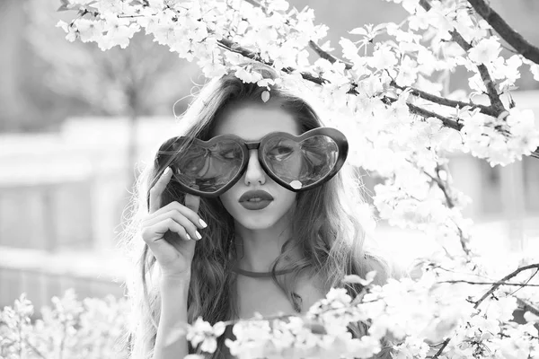 Glamour girl in blossom — Stock Photo, Image