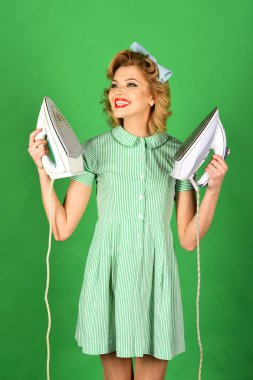 Pinup kadın tutun demir, retro tarzı, hizmetçi.