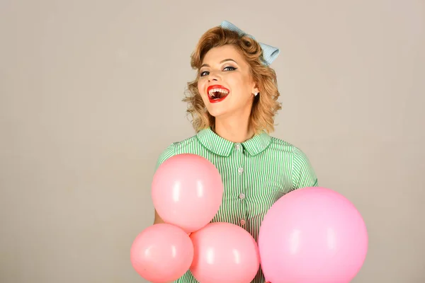 Beautiful pin-up retro woman playing with pink balloons — Stock Photo, Image