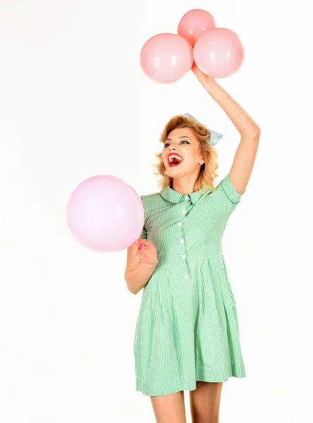 Pinup chica sosteniendo globos rosados — Foto de Stock