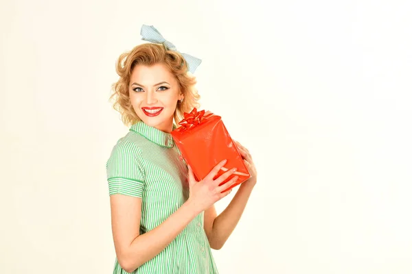 Portret van mooie jonge gelukkig lachende vrouw in pin-up stijl — Stockfoto