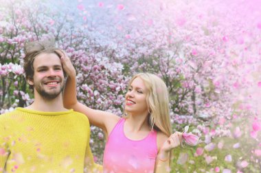 İki açık havada eğleniyor. Aşık Çift