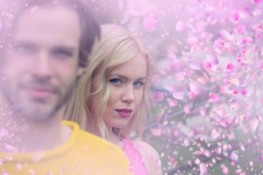 Eğleniyor suny içinde bahar günü çift