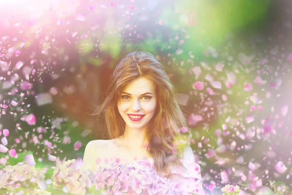 Menina com flores. Menina em flores — Fotografia de Stock