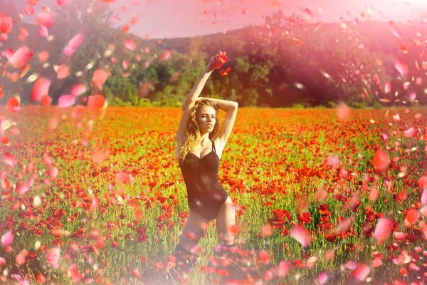 Dulce chica en flores de primavera. Flores de primavera en el prado —  Fotos de Stock