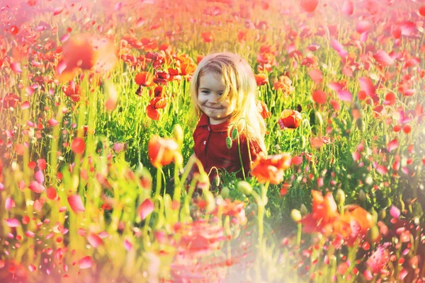 Cute kid plaing in spring meadow — Stock Photo, Image