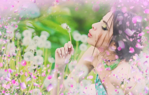 Chica con árbol de sacura. Cerezo . — Foto de Stock