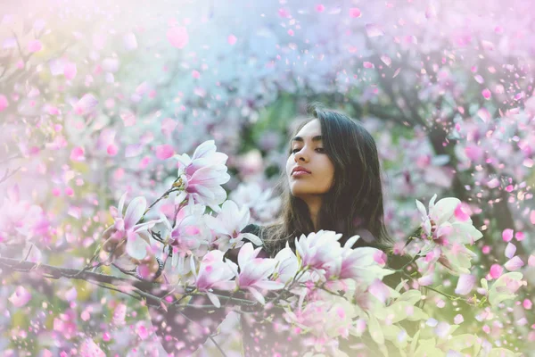 Superbe wooman. Femme dans la journée ensoleillée — Photo