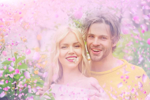 Flovers 夫妇春天粉红色的花朵。情人节. — 图库照片