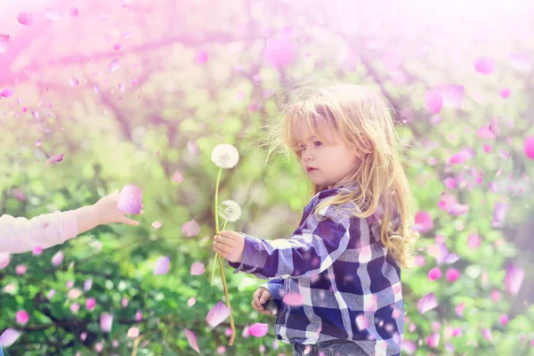 Çiçekler içinde mutlu bir çocuk. Çiçekler çocuk — Stok fotoğraf