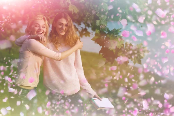 Pareja de lesbianas. Linda pareja de lesbianas se divierten en el día de primavera . — Foto de Stock