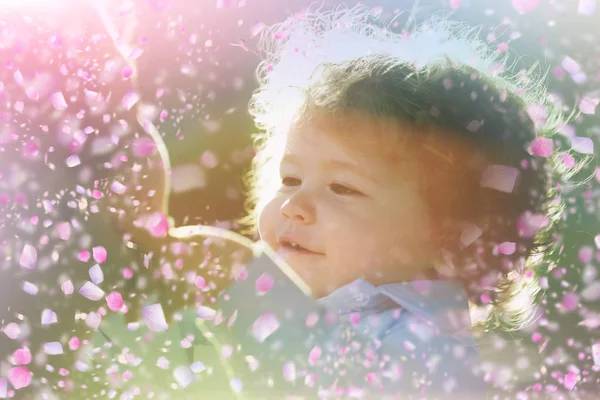 Dítě v kvetoucí květiny. Bloming louka — Stock fotografie
