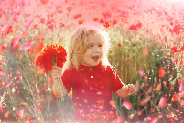 Niños felices en un día soleado. Niño divertirse con flores —  Fotos de Stock