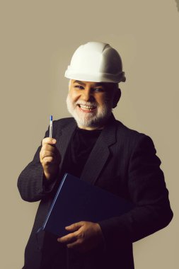 Baret gülümsüyor adam