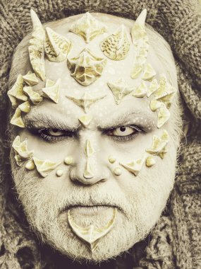 korku erkek ya da dikenler yüz makyaj ile canavar