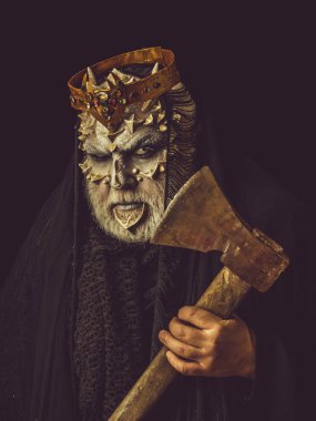 Siyah arka plan üzerine baş tacı şeytanla