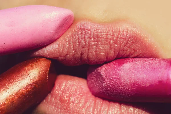 Labios de mujer o niña y lápiz labial rosa y rojo — Foto de Stock