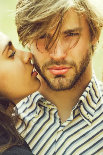 Coppia innamorata, ragazza che bacia uomo rasato — Foto Stock